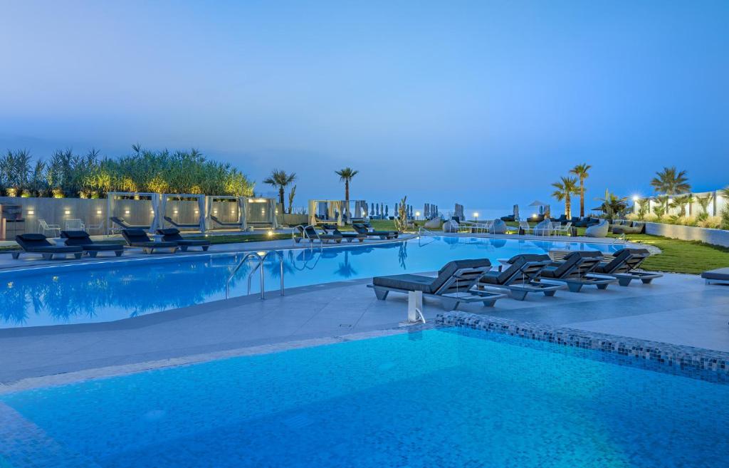 Bazén v ubytování Nautilux Rethymno by Mage Hotels nebo v jeho okolí