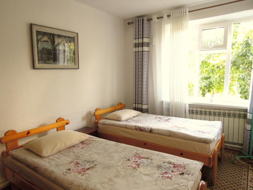 1 Schlafzimmer mit 2 Einzelbetten und einem Fenster in der Unterkunft Arthouse in Karakol