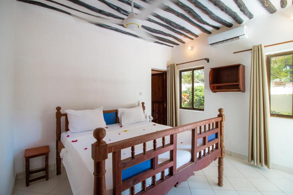 Postel nebo postele na pokoji v ubytování Tanzanite Beach Resort