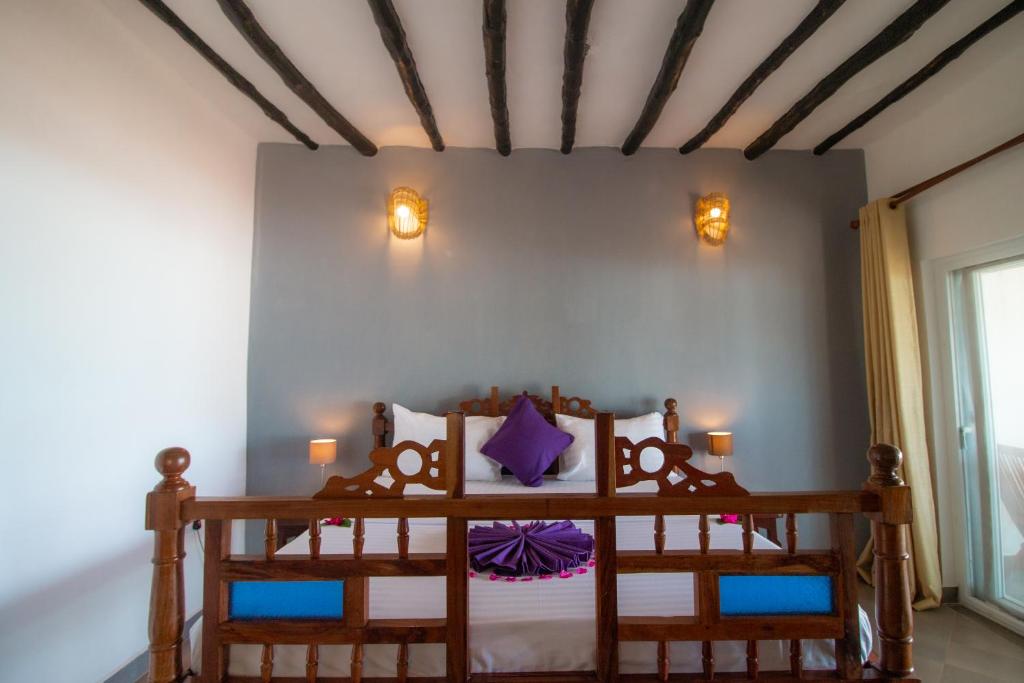 Postel nebo postele na pokoji v ubytování Tanzanite Beach Resort