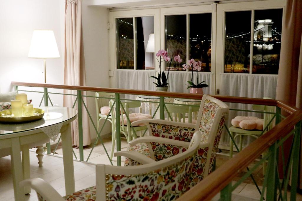 A seating area at MARVELOSA APARTMENT - Central by the Chain Bridge