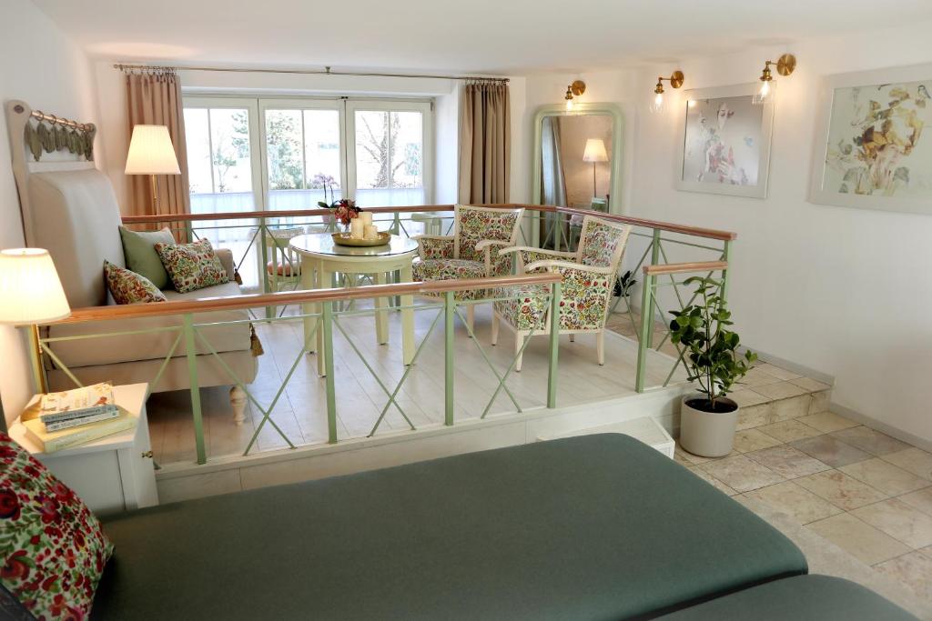 A seating area at MARVELOSA APARTMENT - Central by the Chain Bridge
