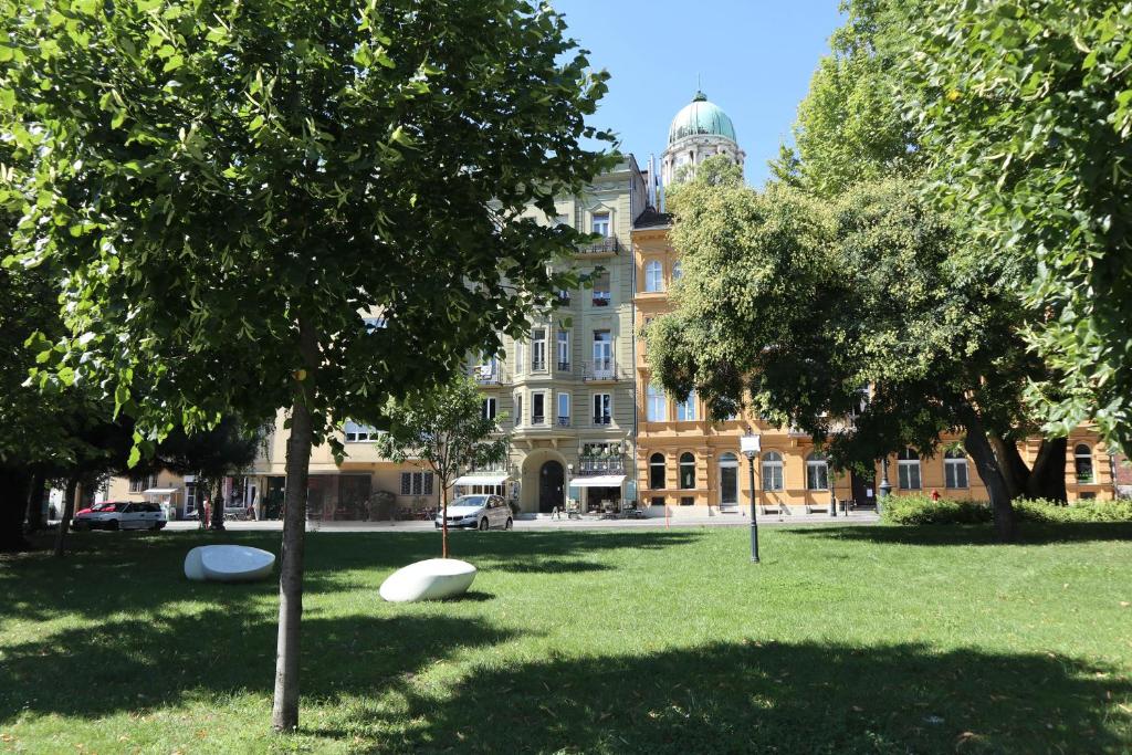 A garden outside MARVELOSA APARTMENT - Central by the Chain Bridge
