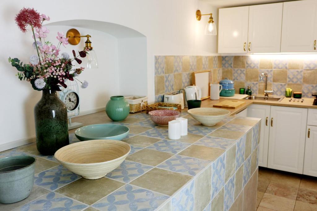 A kitchen or kitchenette at MARVELOSA APARTMENT - Central by the Chain Bridge