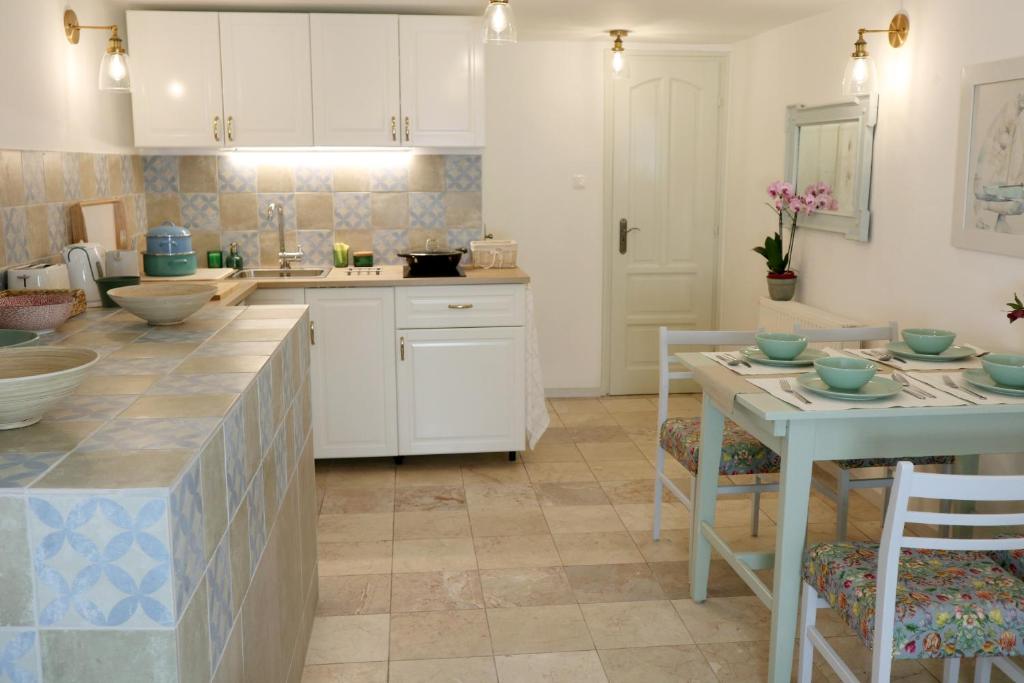 A kitchen or kitchenette at MARVELOSA APARTMENT - Central by the Chain Bridge