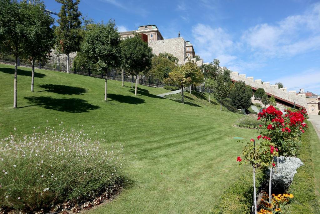 A garden outside MARVELOSA APARTMENT - Central by the Chain Bridge