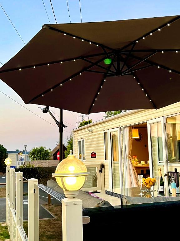 a black umbrella sitting on top of a table at GOOD SHIP LOLLIPOP LODGE - Birchington-on-Sea - 6 mins drive to Minnis Bay Beach in Kent