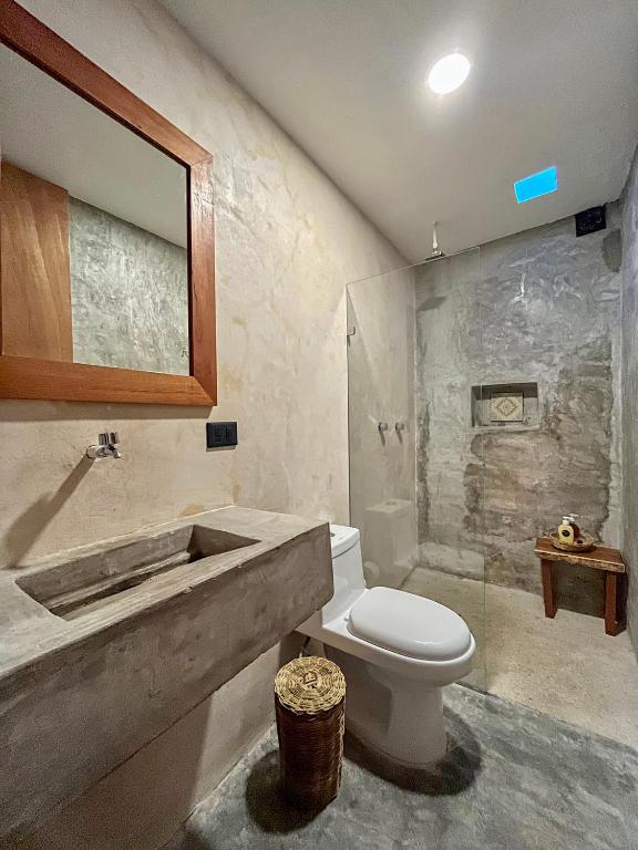 Un baño de Ariché Valladolid Hotel & Hostal