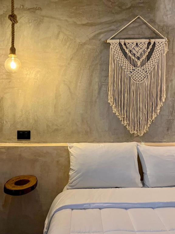 Una cama o camas en una habitación de Ariché Valladolid Hotel & Hostal