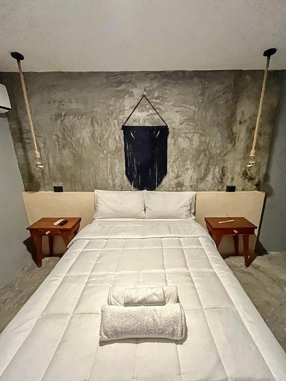 Una cama o camas en una habitación de Ariché Valladolid Hotel & Hostal