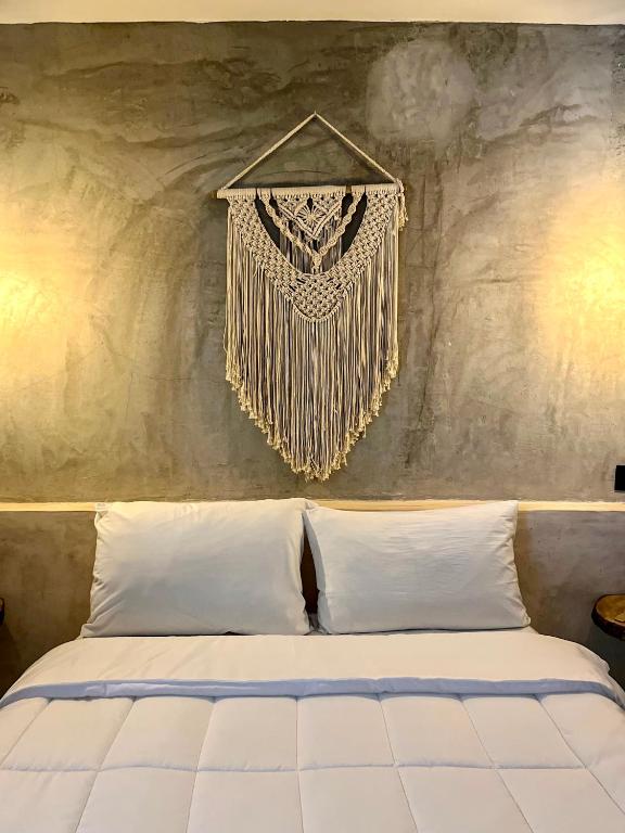 Una cama o camas en una habitación de Ariché Valladolid Hotel & Hostal