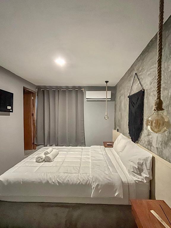 Una cama o camas en una habitación de Ariché Valladolid Hotel & Hostal