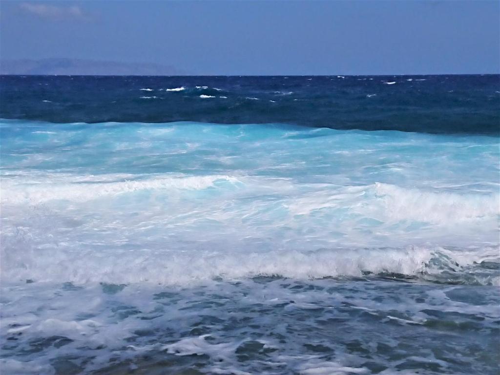 una pintura de una ola en el océano en ~~ Sea Breeze covered house ~~, en Mókhlos
