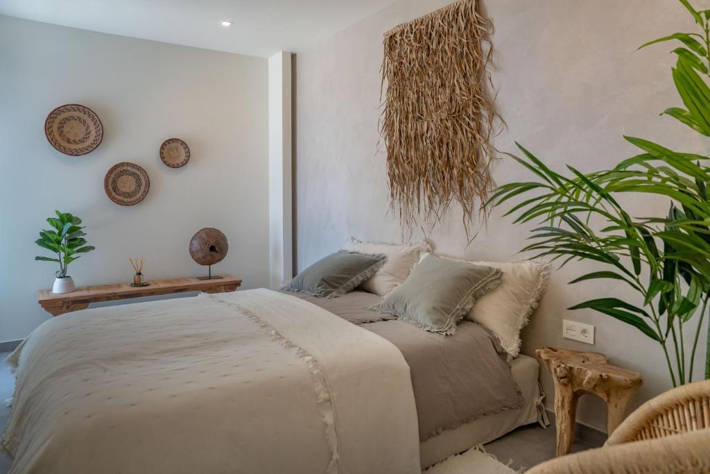 sypialnia z łóżkiem i rośliną w obiekcie Infinity Horizon Apartment - Costa Blanca w mieście Cumbre del Sol