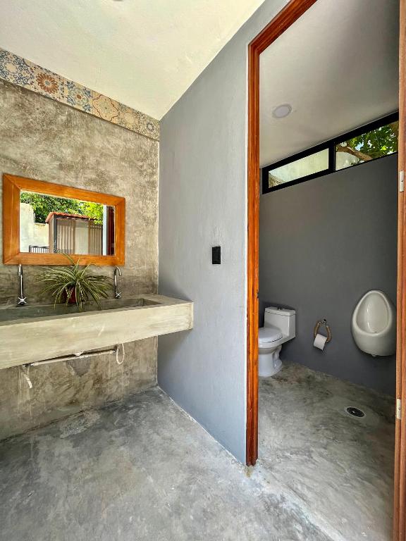 Un baño de Ariché Valladolid Hotel & Hostal