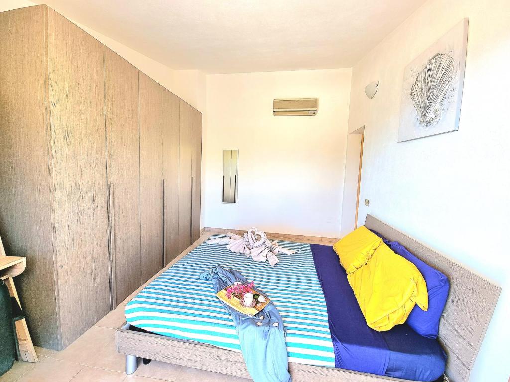 Postel nebo postele na pokoji v ubytování Stylish home with views 4 min walk to the beach!!