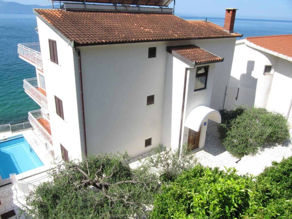 une maison avec vue sur l'océan dans l'établissement Apartments and rooms with a swimming pool Brist, Makarska - 15620, à Brist