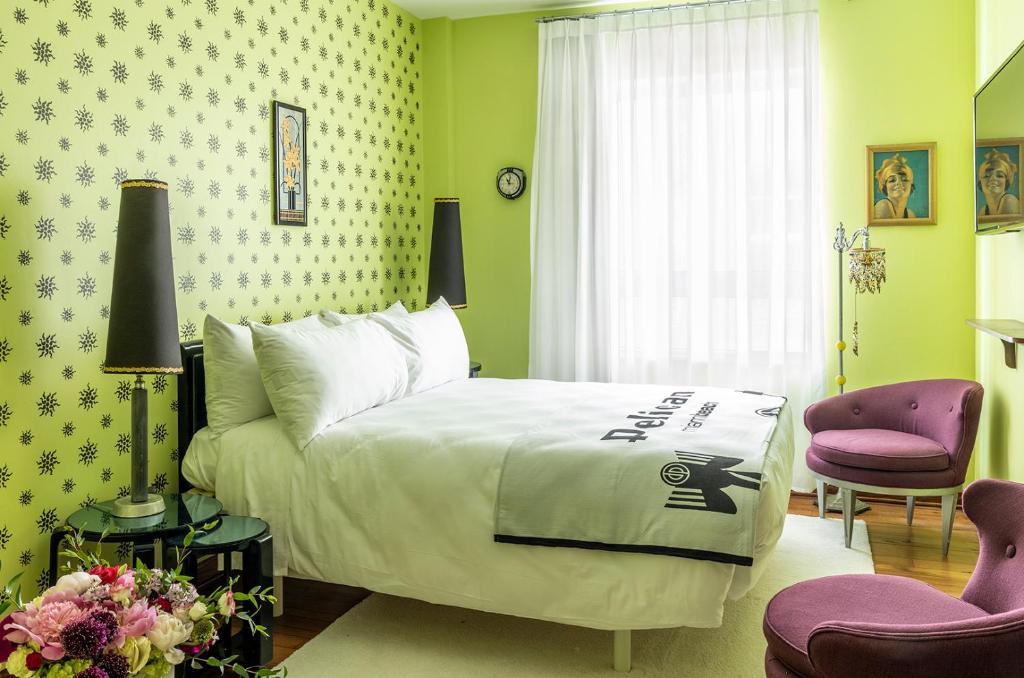 Postel nebo postele na pokoji v ubytování Pelican Hotel