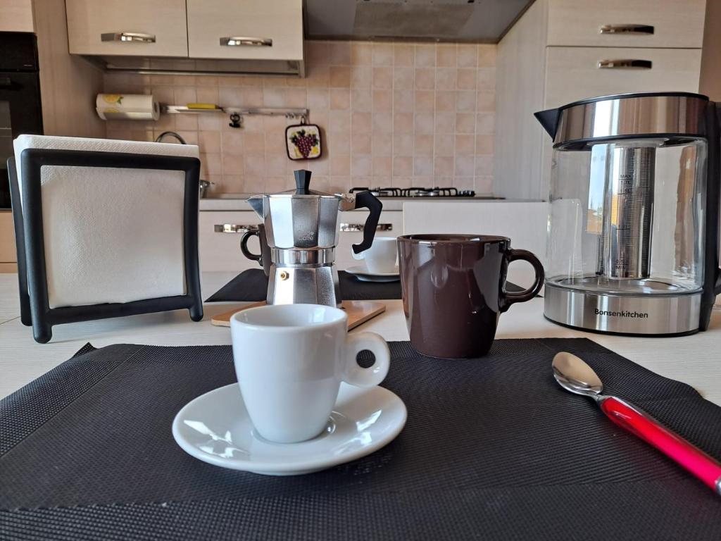 Zestaw do parzenia kawy i herbaty w obiekcie Appartamento Roverella