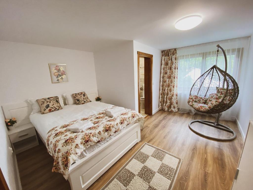 Ένα ή περισσότερα κρεβάτια σε δωμάτιο στο Casa cu vitralii