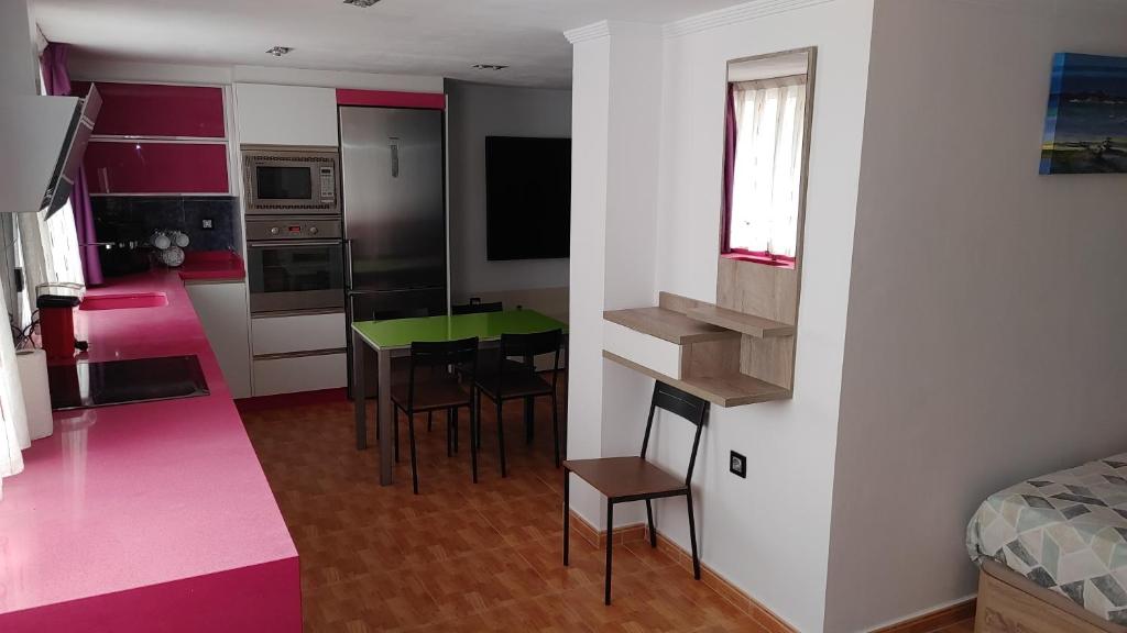 cocina con mesa y sillas en una habitación en Apartamento Climatizado Vacacional, en Vilallonga (Villalonga)