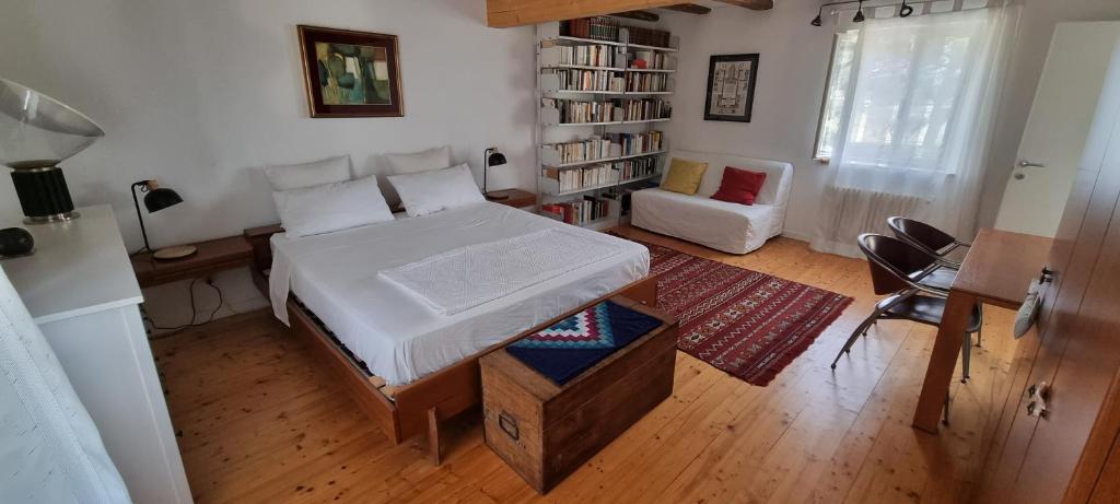 um quarto com uma cama, uma secretária e uma cadeira em B&B Karin - Rooms & Breakfast em Udine