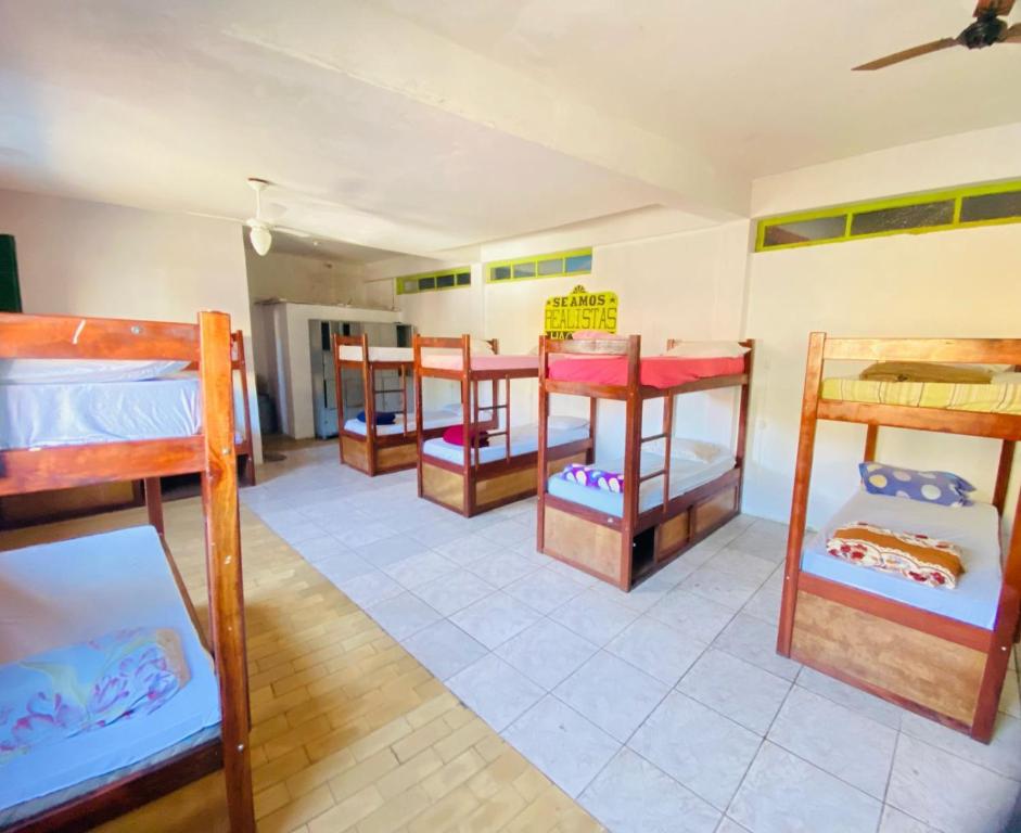 Bunk bed o mga bunk bed sa kuwarto sa Vibe Hostel Paraty