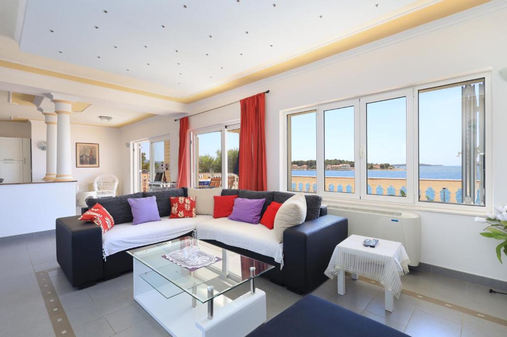 Family friendly seaside apartments Brodarica, Sibenik - 15270 - 两居室公寓，带露台和海景