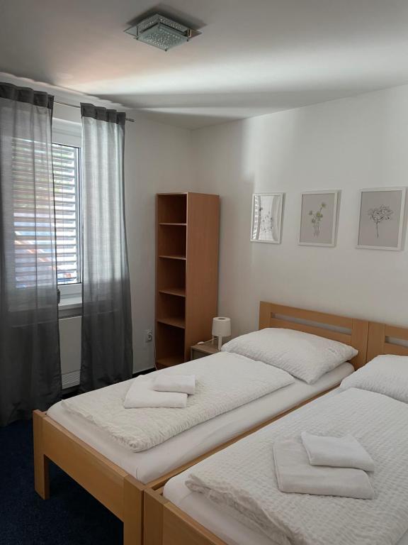 Postel nebo postele na pokoji v ubytování Mikulov Inn - hotel Zeme