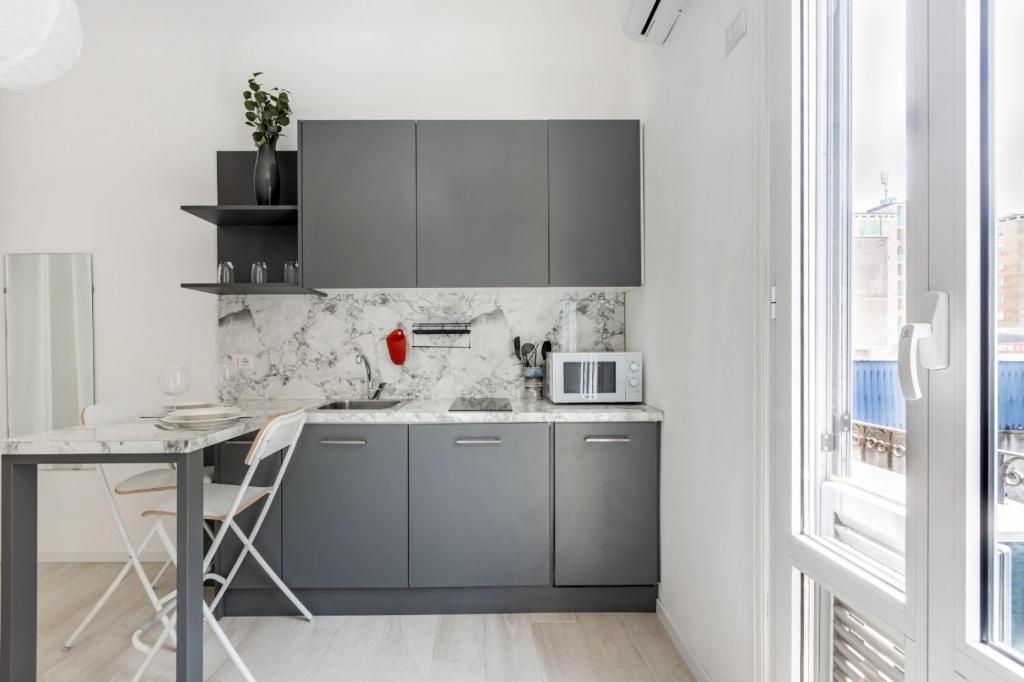 GuestHost - Bright Apt 600mt from Viale Zara!