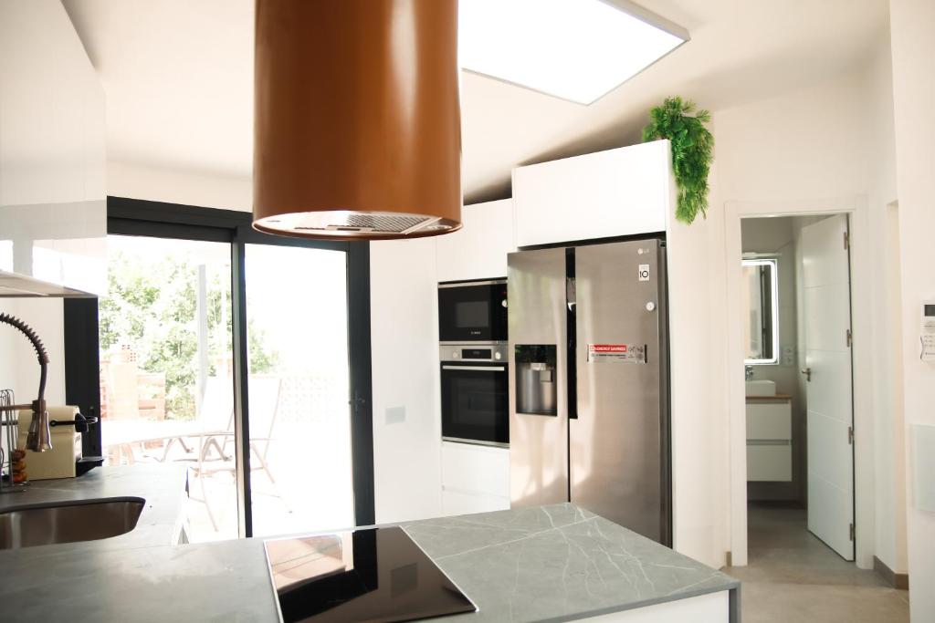 eine Küche mit einem Kühlschrank aus Edelstahl in der Unterkunft Suite Daltmar Canyelles in Canyelles