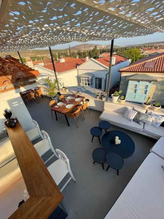an overhead view of a patio with tables and chairs at Blue Alle Alaçatı in Alaçatı