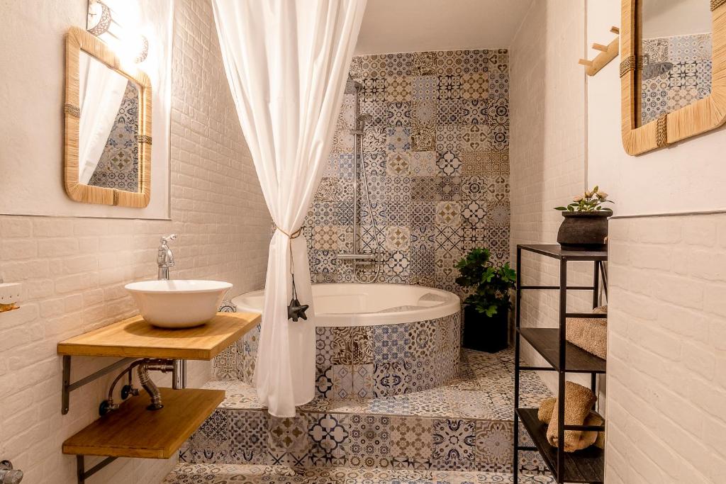 y baño con bañera y lavamanos. en LAZURITE MASPALOMAS Apartamentos Sur Gran Canaria, en El Tablero