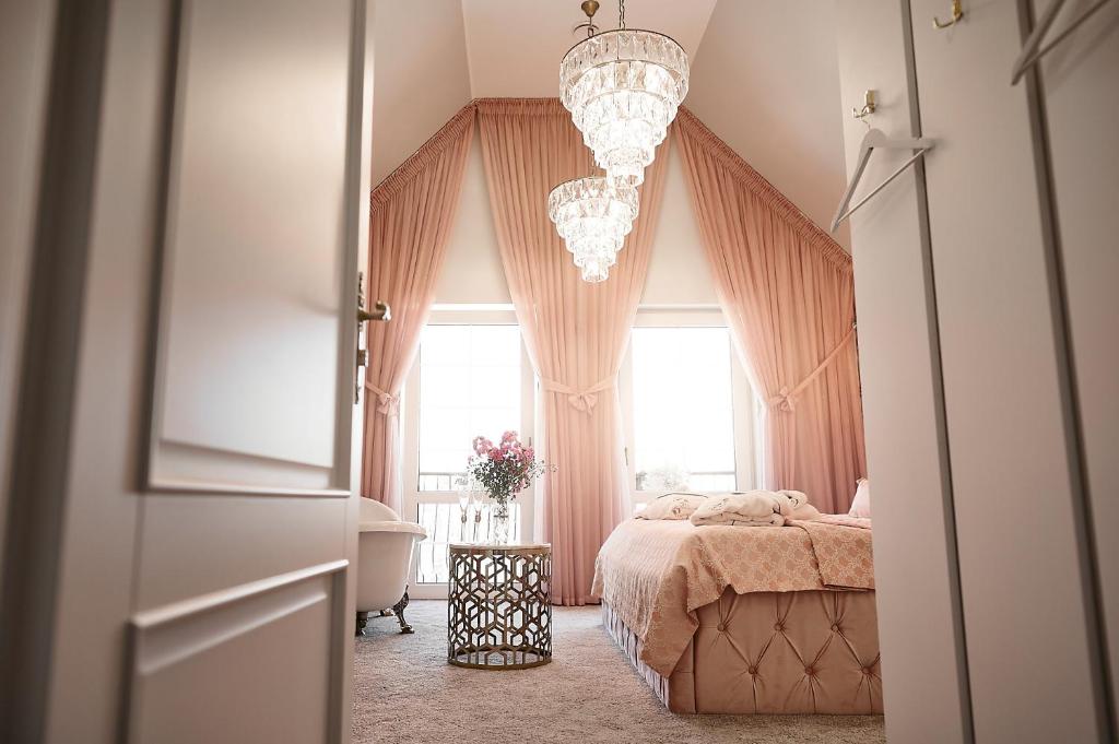 Postel nebo postele na pokoji v ubytování La Rose Residence