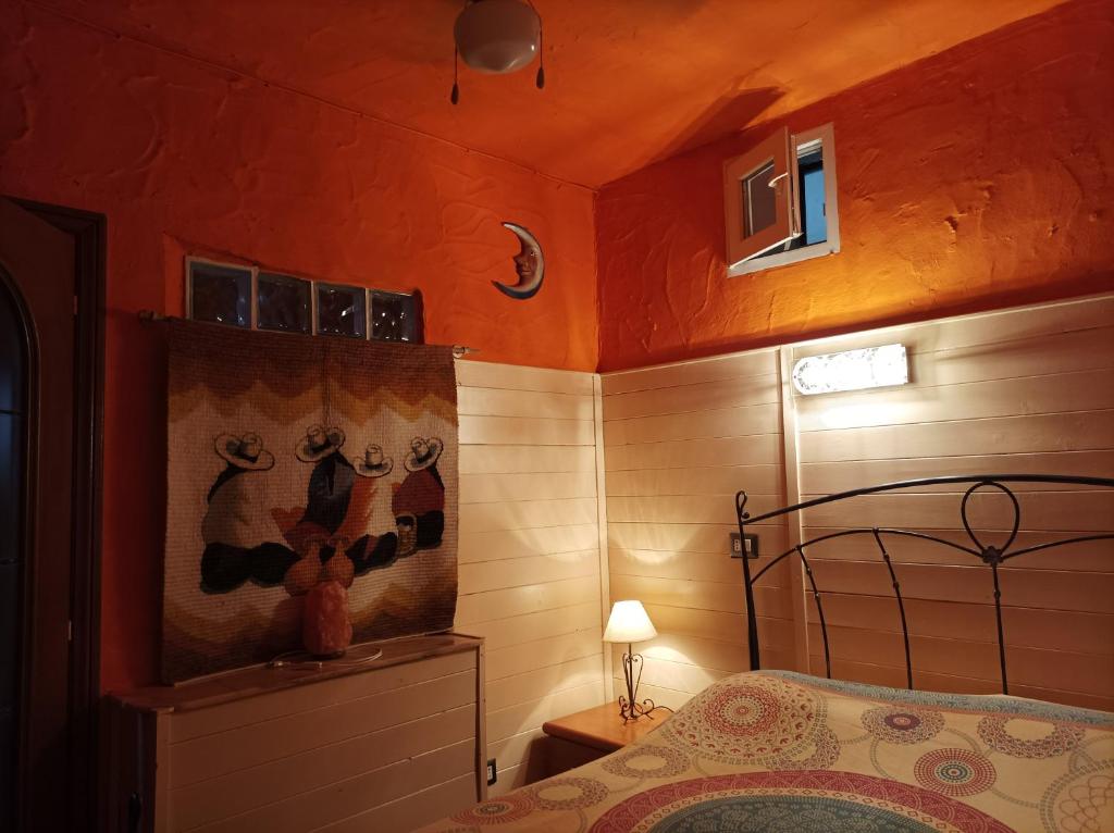 um quarto com uma cama num quarto em B&B Meladormo em Tempio Pausania