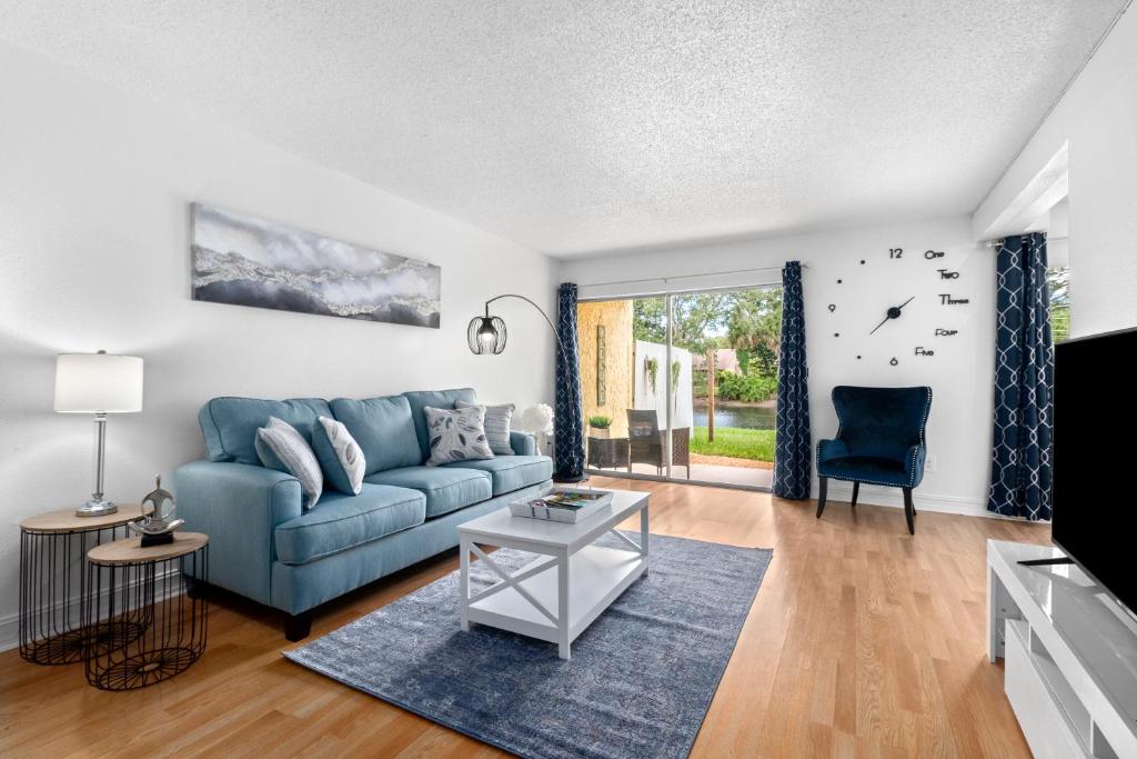 Χώρος καθιστικού στο Brand new condo 1BD/1BR just 10 min from Siesta Key