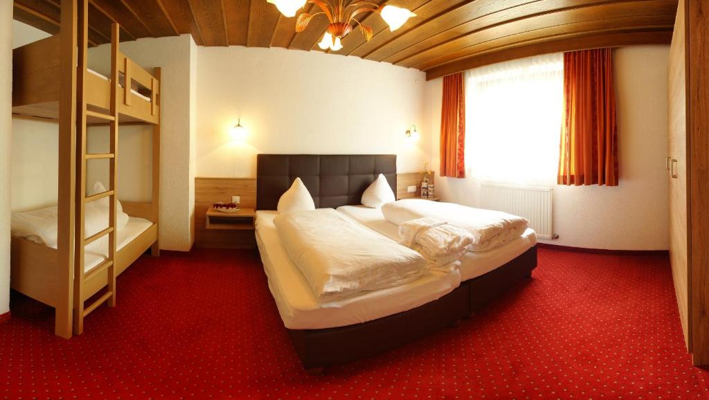 Posteľ alebo postele v izbe v ubytovaní Kinderhotel Lärchenhof