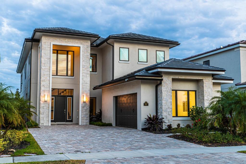 a house with a driveway in front of it at The Bear's Den Resort Orlando in Kissimmee