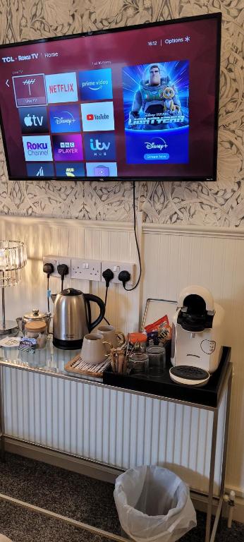 Příslušenství pro přípravu čaje a kávy v ubytování Rigsbys Guesthouse Doncaster