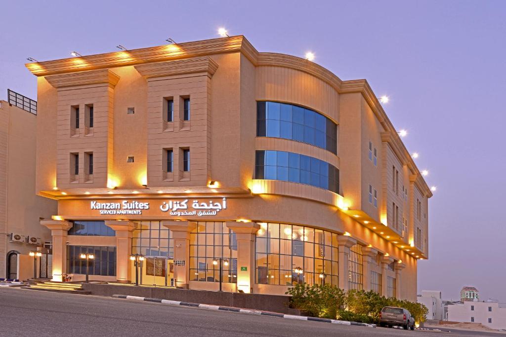 een groot gebouw met een bord aan de voorkant bij اجنحه كنزان in Al Mubarraz