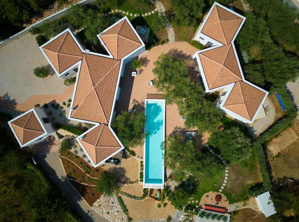 una vista aérea de una casa con piscina en Margari Villas en Krk