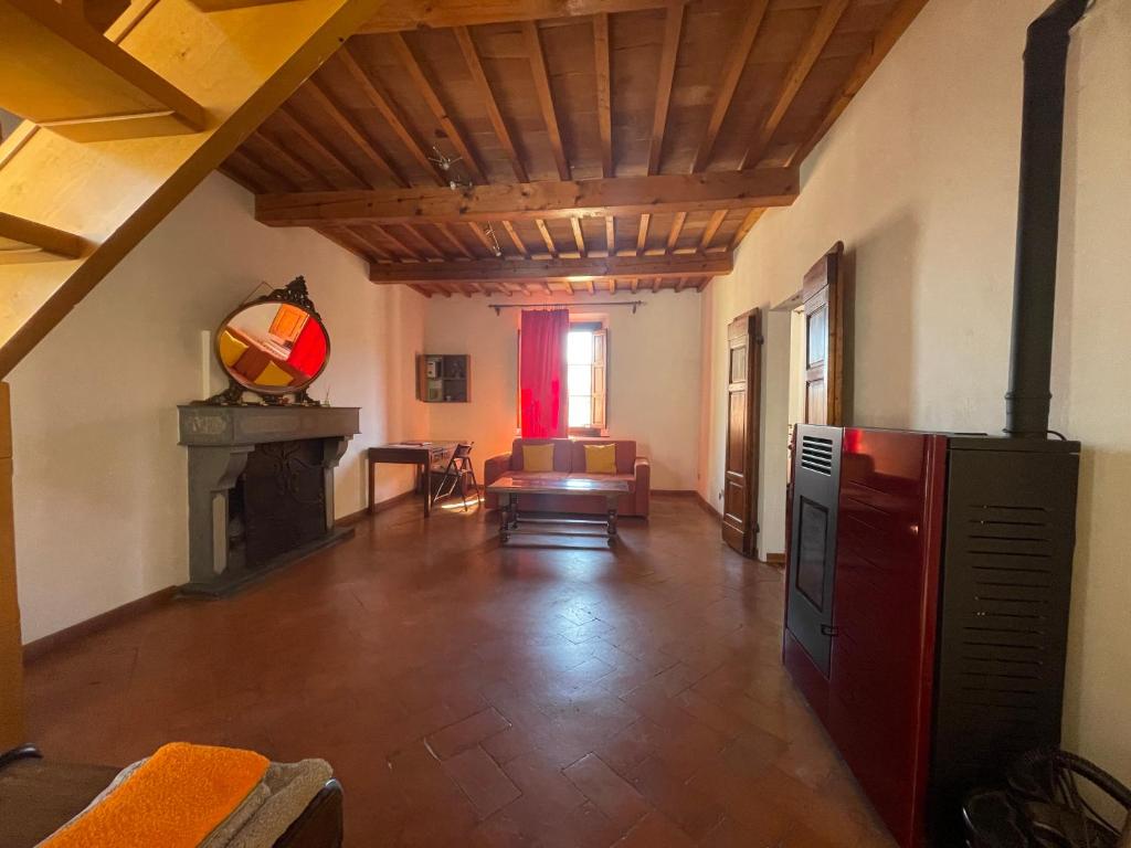 sala de estar con sofá y chimenea en Grande appartamento in centro, en Pontedera