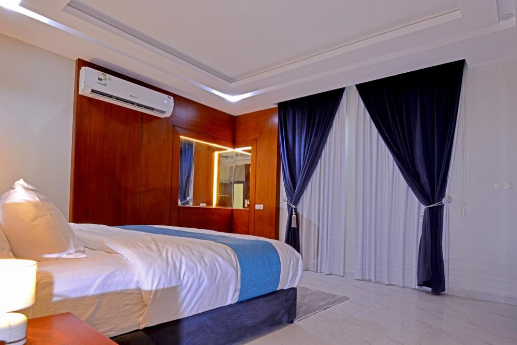 Postel nebo postele na pokoji v ubytování شقق اجنحة كنزان للشقق المخدومة Knzan Suites