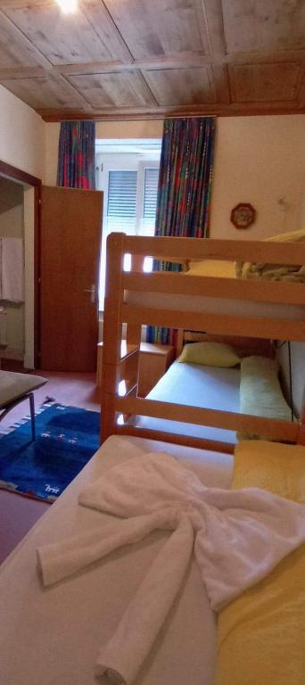Postel nebo postele na pokoji v ubytování Garni Fluela Susch