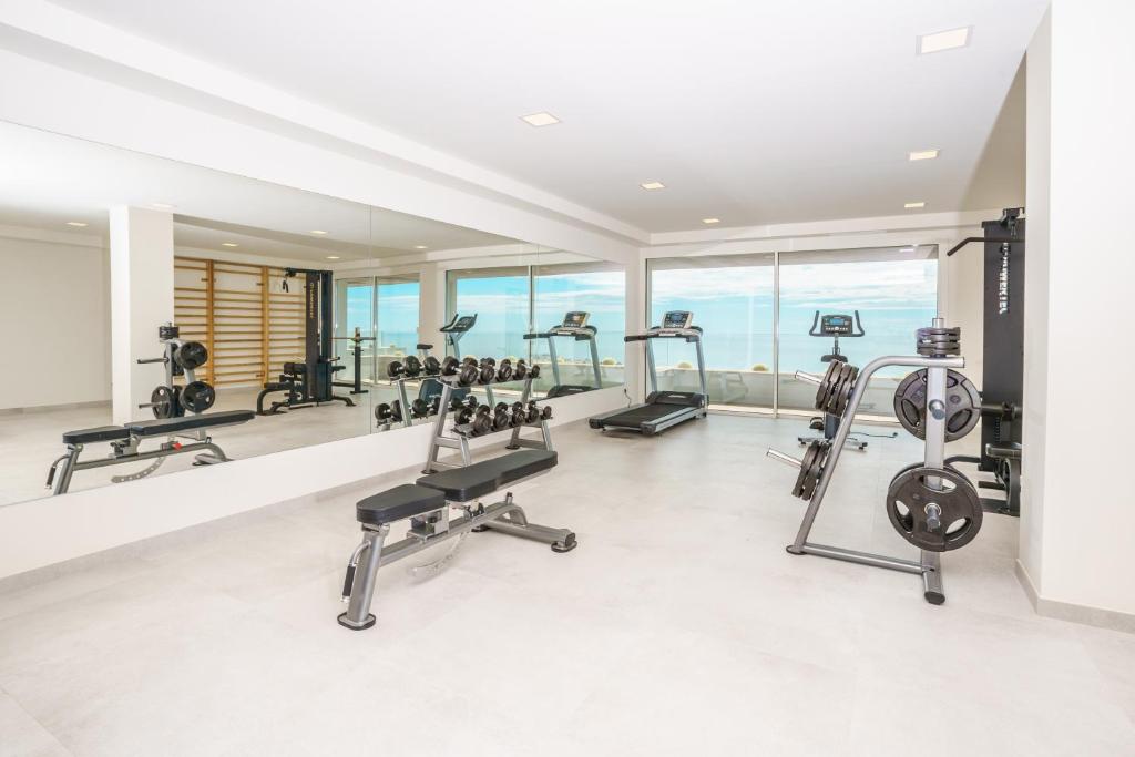 siłownia z kilkoma bieżniami i maszynami cardio w obiekcie Infinity Horizon Apartment - Costa Blanca w mieście Cumbre del Sol