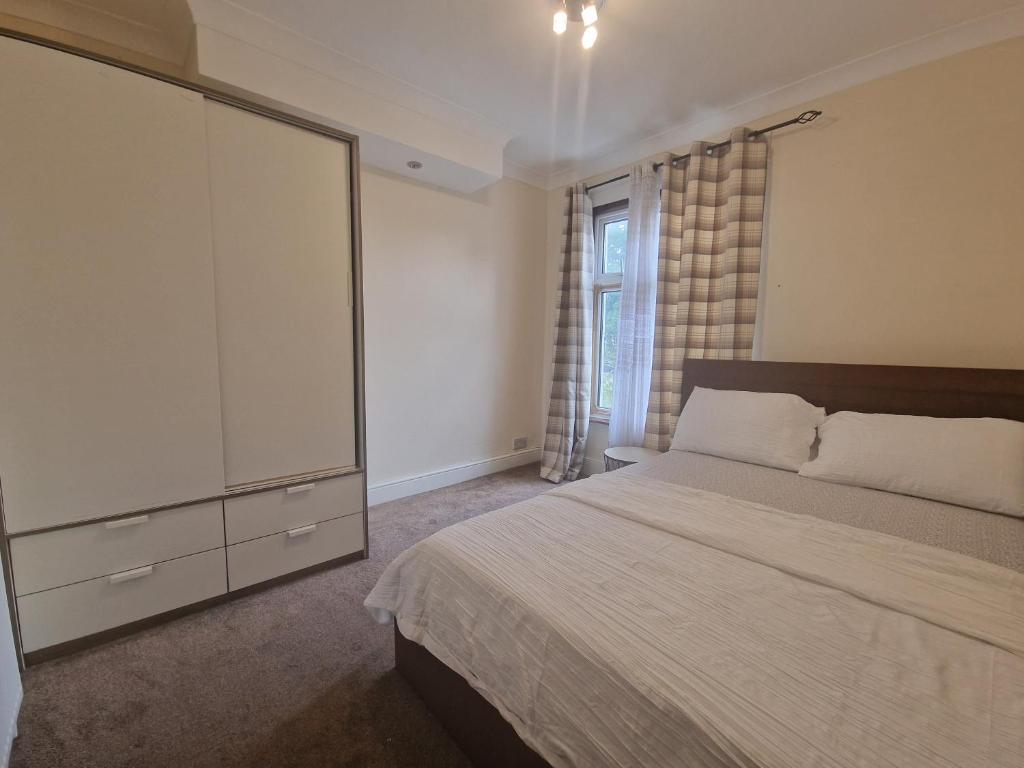 Henley Road Upstairs Flat, Ilford (updated prices 2024)