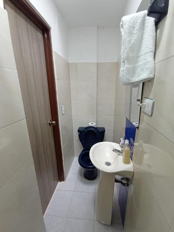 Ένα μπάνιο στο KOMODO ALOJAMIENTO- hostal autoservicio, ubicado cerca al centro histórico - baño privado, wifi , cama 2x2 y agua caliente y cocina compartida