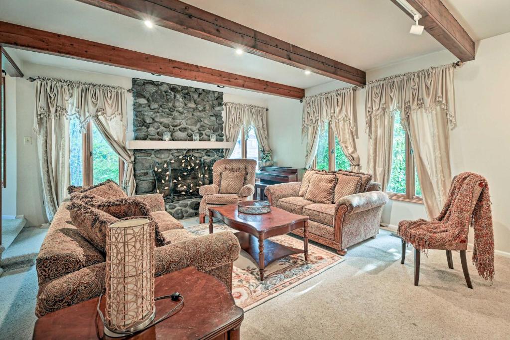 sala de estar con sofá, sillas y chimenea en Family-Friendly Redmond Home with Spacious Deck en Redmond