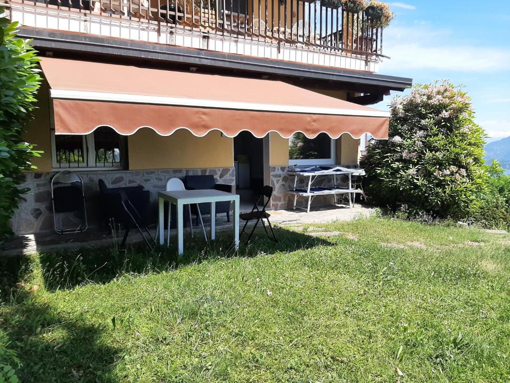 une table et des chaises devant un bâtiment dans l'établissement Civico 25, Carcioni - Belgirate, à Belgirate