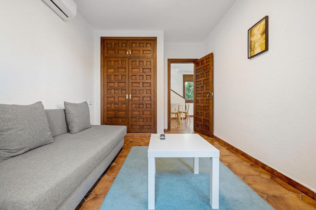 Posezení v ubytování Charming Mediterranean house with private jacuzzi sea and mountain views